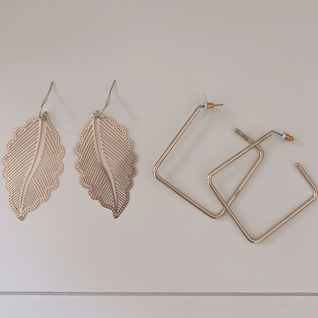 Set Of Two Gold Hoop Earrings Leaf 10$